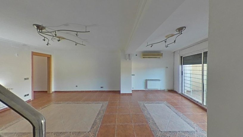 Casa de 221.00 m² amb 4 habitacions  amb 1 bany  a Carrer Rector Colom, Molins De Rei