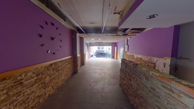 Local comercial de 132m² en calle Enric Granados 34-36, Premià De Mar, Barcelona