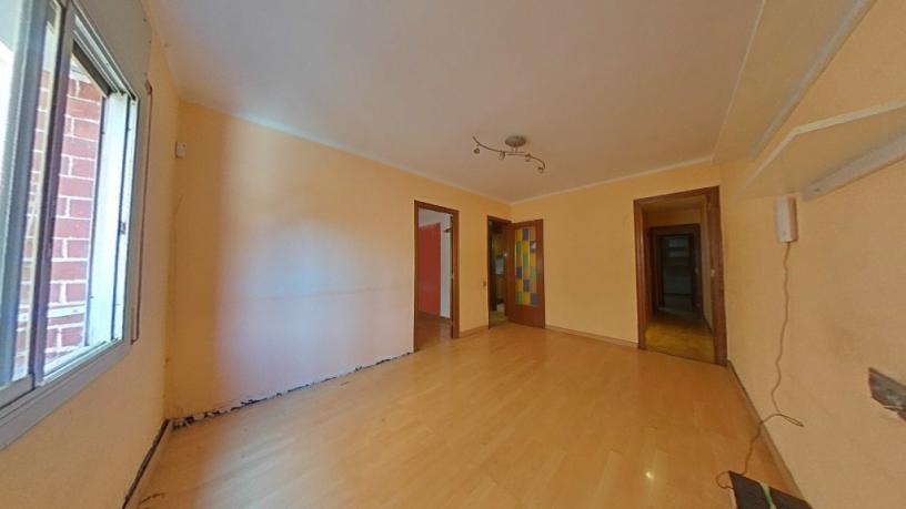 Piso de 65m² en calle Singuerlin, Santa Coloma De Gramenet, Barcelona