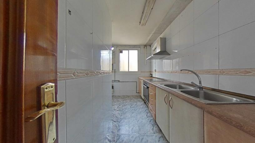 Piso de 75m² en calle Algarve, Badia Del Vallès, Barcelona