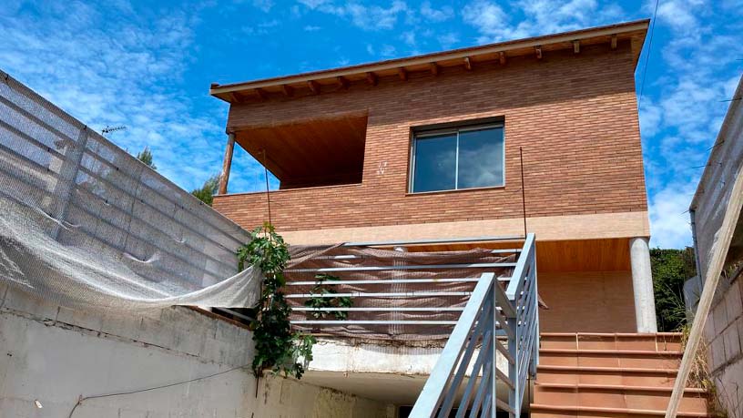 Townhouse on round Sant Jordi, Abrera