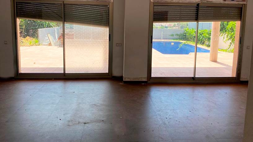 Townhouse on round Sant Jordi, Abrera