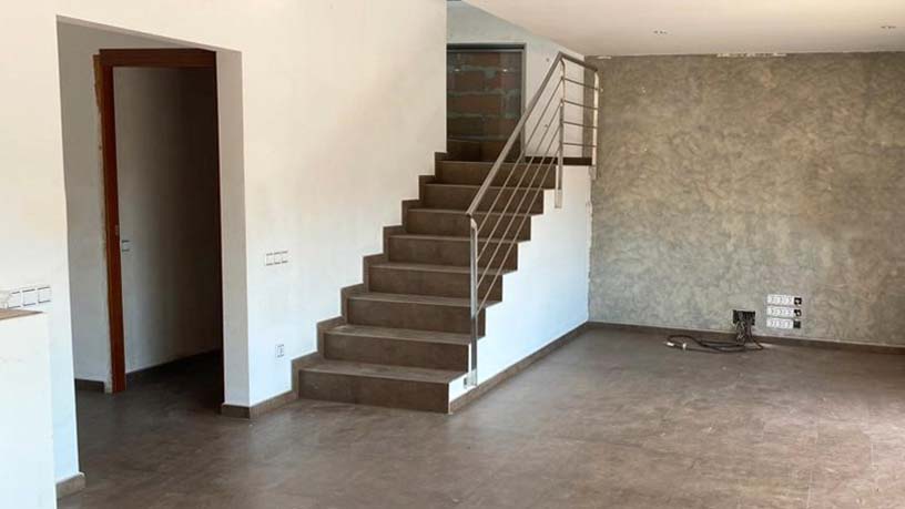 Townhouse on round Sant Jordi, Abrera