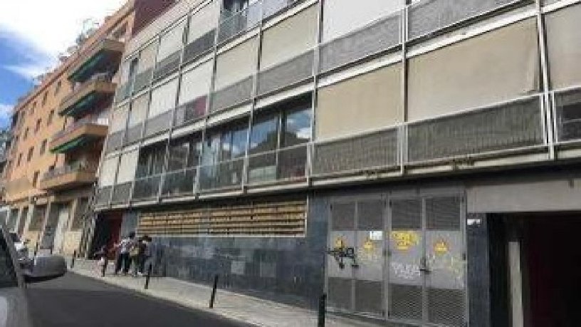 Local comercial de 174m² en calle Lleó, Xiii, 50, Terrassa, Barcelona