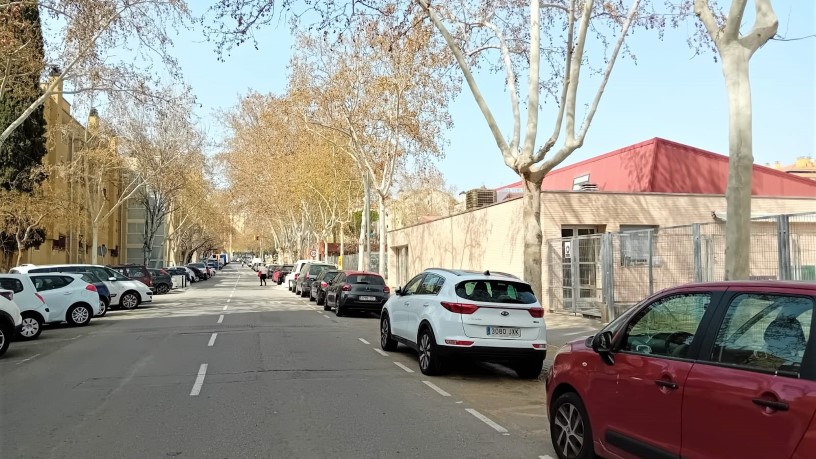 90m² Flat on square Dels Merinals, Sabadell, Barcelona