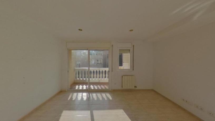 100m² Flat on square Bascara, Figueres, Girona