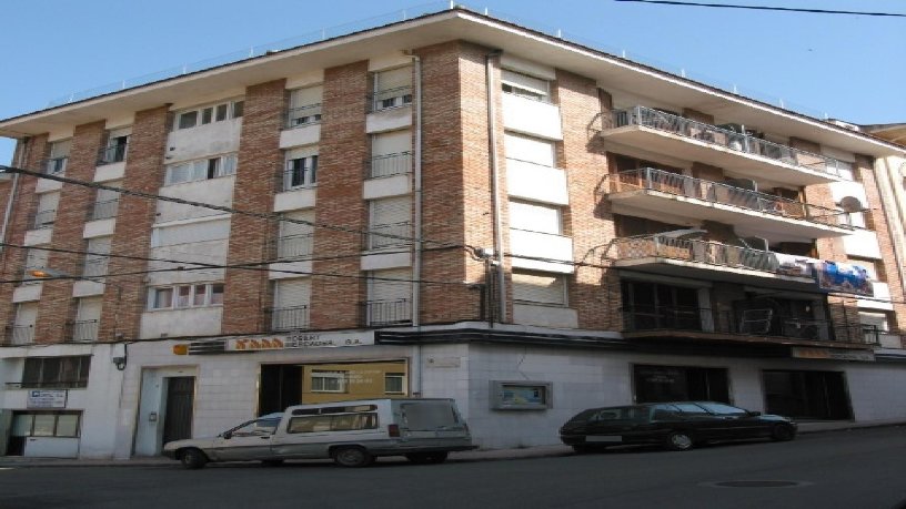 Local comercial de 73m² en calle Joan Maragall 31, Olot, Girona