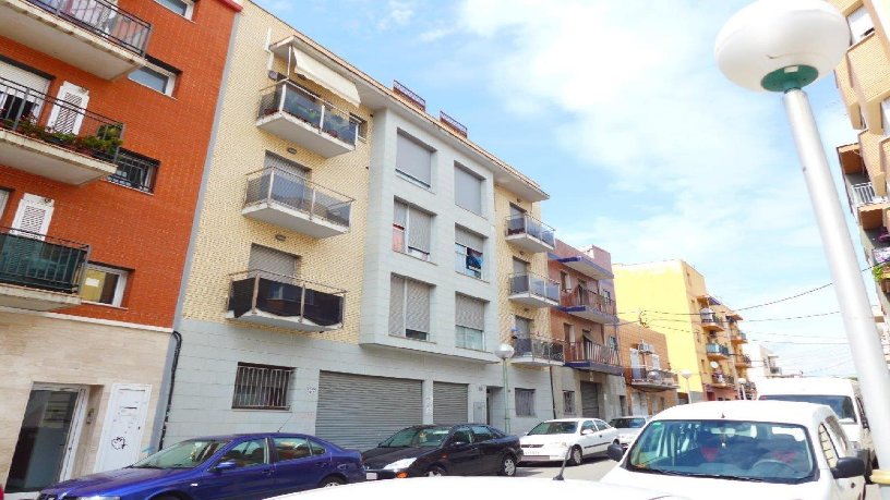 Local comercial de 99m² en calle Vint-i-u, Tarragona