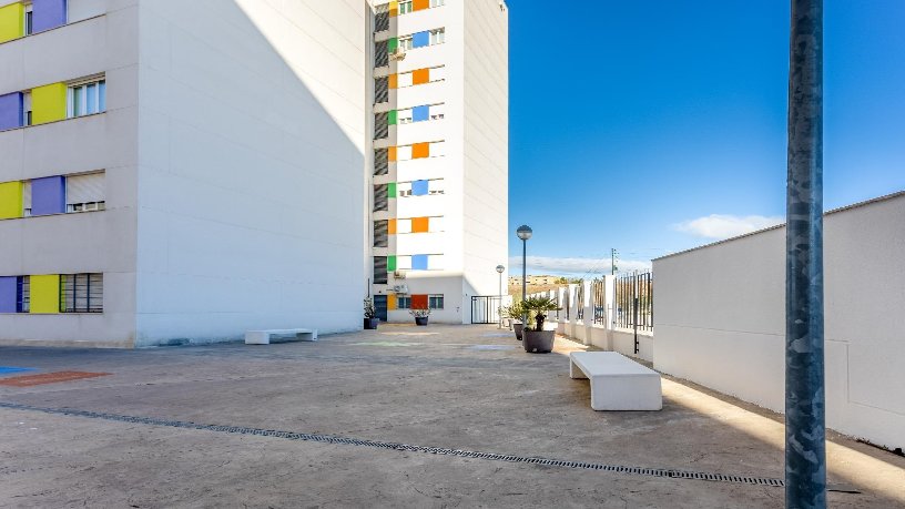 Plaza de garaje de 32m² en calle Azucena, Cáceres