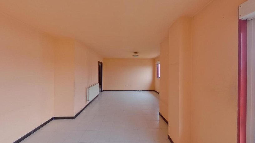 Piso de 73.00 m² con 3 habitaciones  con 1 baño  en Plaza Mil, Ourense