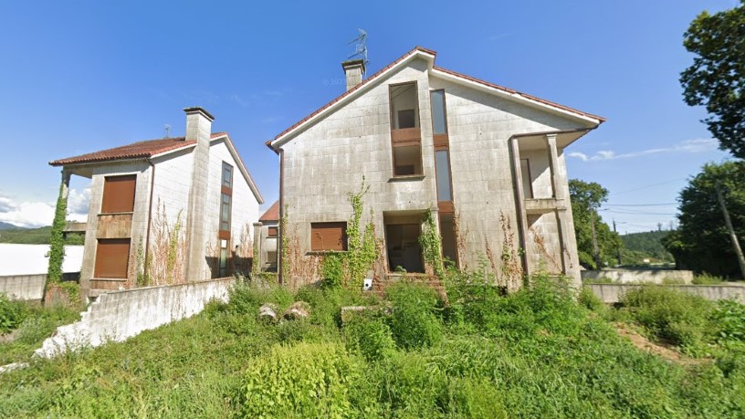 Obra parada  en barrio Ascencison Canle, Pol 69 Parc 2, Ponteareas