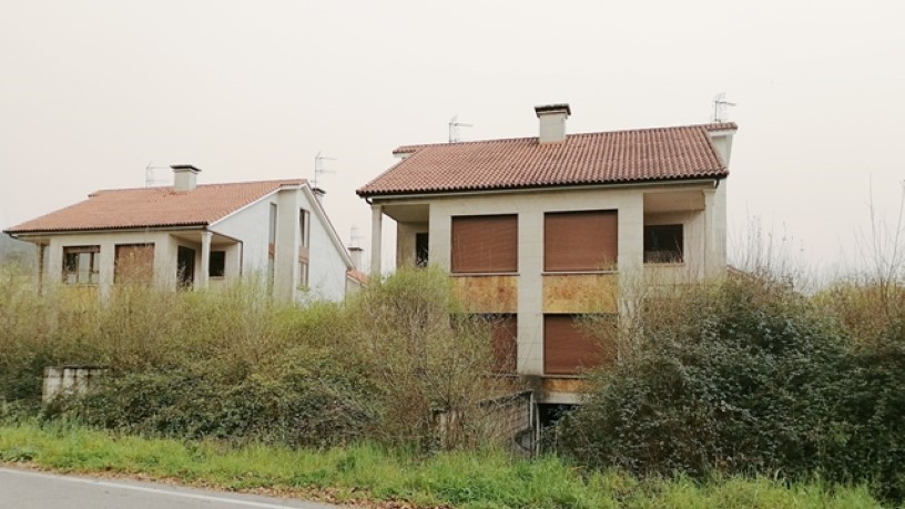 Obra parada  en barrio Ascencison Canle, Pol 69 Parc 2, Ponteareas