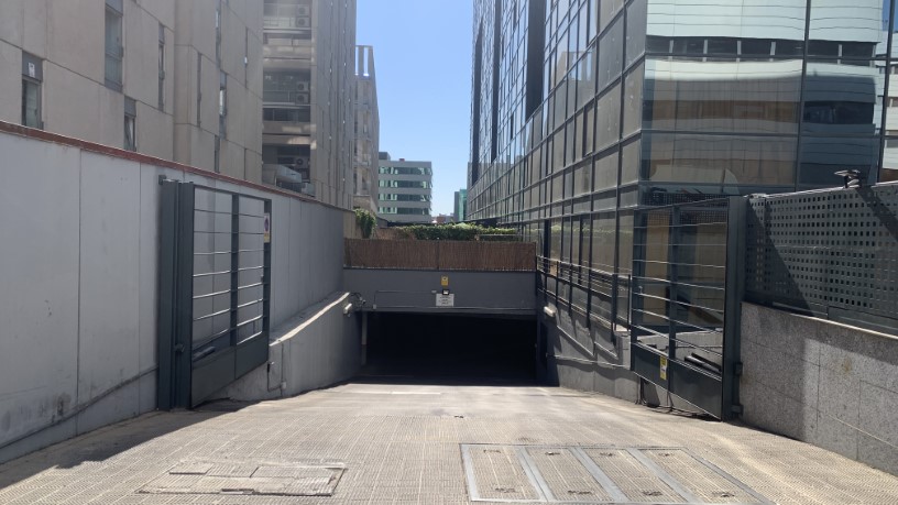Parking space on avenue De Manoteras, Madrid