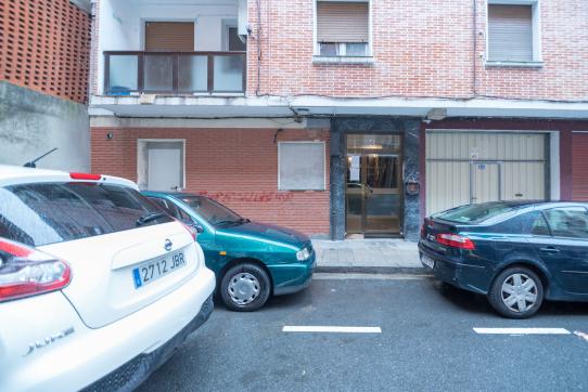 Commercial premises on group Guipuzcoa, Izq-izq, Santurtzi