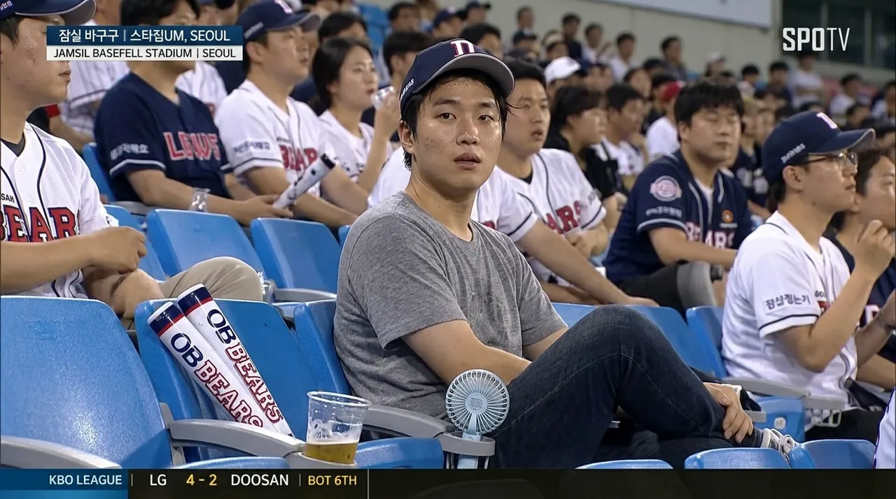 Clip style fan-cam de stade d'une personne dans la foule