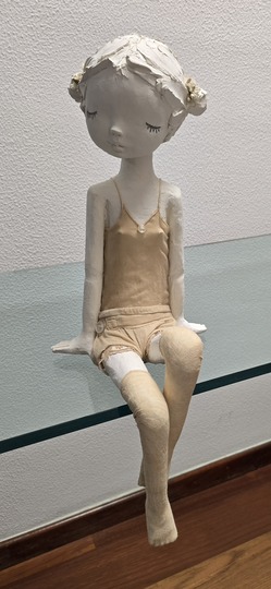 Lolita sentada com meias altas