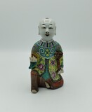 Figura de Laughing Boy em cerâmica chinesa do período Jiaqing (1796-1820). Decoração com esmaltes sobre vidrado., 18cm, 1796-1820 (Jiaqing)