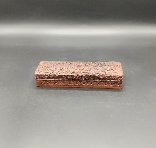 Carved wood box - Caixa em madeira relevada