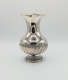 Spiral striated vase with a gilded interior. Eagle (Porto, Portugal) hallmark and for a silversmith for the same period. 833/1000 silver. 424g., 19,5 cm, 1938-1984