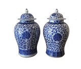 Pair of large vases with lid. Blue and white floral decor. Small restoration to the rim on one of the vases. Unmarked (chinese export porcelain)., 48,5 cm, unknown (possibly 19th/20th century) - desconhecido (possivelmente séc. XIX/XX)