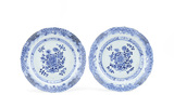 Par de pratos Companhia das Índias, do período Qianlong (China, 1736-1795), com decoração azul e branco. Pequenas esbeiçadelas e pequenos cabelos., 23 cm, 1736-1795
