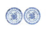 Par de pratos Companhia das Índias, do período Qianlong (China, 1736-1795), com decoração azul e branco. Pequenas esbeiçadelas e pequenos cabelos., 23 cm, 1736-1795