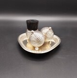 Contraste Coroa e Lua (1888 em diante) e 833. Contraste dos joalheiros Koch &amp; Bergfeld (f. 1856 em Bremen e na família até 1934) e ainda em funcionamento como parte da Villeroi &amp; Boch) em uso entre c. de 1888 e 1934; Remarcado com Cabeça de Javali II de Lisboa (1887-1937). Prata 833/1000, vidro e outros. 225g (prata)., 7x13,5x13cm, 1888-1934