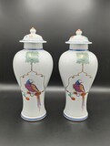 Pair of Vista Alegre hand painted porcelain lidded vases. With the inscription &quot;FUNDAÇÃO RICARDO ESPÍRITO SANTO SILVA - RÉPLICA DE UM POTE COM TAMPA DE PORCELANA DA CHINA - COMPANHIA DAS ÍNDIAS - DINASTIA QING (PERÍODO QIANLONG)&quot; and hand made marking., 33cm, 20th century - séc. XX