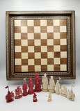 Complete set of antique carved ivory (with CITES) chinese chess pieces (19th century) with an egyptian khatam wood and mother-of-pearl technique chess board (20th century)., 12,5cm (red king/rei vermelho); 40x40cm (board/tabule... 19th/20th century - séc. XIX/XX