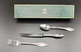 Children&#39;s cutlery set comprised of spoon, fork and knife in it&#39;s original box from the jeweller&#39;s Pedro A. Baptista, from Porto. 833/1000 silver and stainless steel knife blade. Rooster&#39;s Head hallmark for Porto (1938-1984) and silversmith&#39;s mark for the same period. 37,95g (spoon and fork) and 30,8g (knife gross weight)., 18cm (knife/faca), 1938-1984