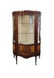 Curved mahogany display case with two glass shelves, yellow metal details and fabric lined interior. Front and side details in painted canvas. Electrified., 170x101x42cm, 20th century - séc. XX