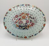 Qianlong period (China, 1736-1795) platter grid. &quot;Pseudo Tobacco Leaf&quot; decoration. Slight wear of the enamels. Export porcelain (unmarked), 35 x 28 cm, 1736-1795