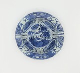 Prato fundo em porcelana de exportação (sem marcas) com decoração a azul e branco com cena com corvo no centro. Restaurado., 21 cm, 1572 - 1620