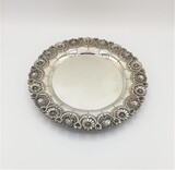 Salva recortada e relevada com choncheados e flores. Com três pés vazados. Prata 833/1000. 375 g. Contraste Javali II do Porto e ourives da mesma época., 28,5 cm, 1887-1937