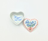 Heart shaped porcelain trinket box. The lid is also a pin button. Marked Oestemar - Portugal., 3,5x4x2,5cm, 20th century - séc. XX