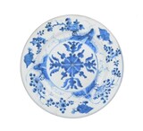 Prato Kangxi (China 1662-1722) com decoração a azul e branco. Esbeiçadelas e um cabelo. Porcelana de exportação (sem marcas)., 27 cm, 1662-1722