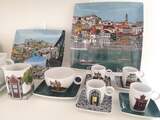 Colecção Alma Porto. Colecção representando vistas e imagens icónicas da cidade do porto. Conjunto de 4 chávenas de café, chávena de chá com pires, caneca com tabuleiro, prato marcador, prato médio, prato pequeno, açucareiro, leiteira., , 1824-2019