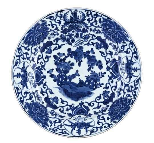 Kangxi charger plate, Pelgrans family crest - Grande prato do período Kangxi, brasão da família Pelgrans