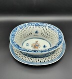 Centro de mesa e travessa em porcelana de exportação decorada com brasão e bordo com padrão floral em azul e branco. Marcados com águia., 9x24x19cm , 1920-1970