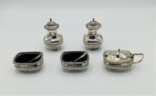 Silver condiment set - Conjunto para condimentos em prata.