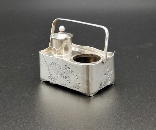 Miniature silver salt cellar and pepper shaker - Saleiro e pimenteiro  miniatura em prata