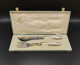 Pair of 800/1000 silver fish carving cutlery with case from Joalharia Krause - Pernambuco - Pará - Manáos (1914). Crown and Moon hallmark (Germany) and for the silversmiths Lutz &amp; Weiss GmbH - Pforzheim (1882) and purity mark for 800. 198g (total), 27cm (knife/faca), 19th/20th century - séc. XIX/XX