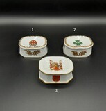 Oficina Real (OR) porcelain Military Orders salt cellars (sold individually): 1- Sant&#39;Iago Military Order (12th century) - Limited edition of 1500: 2 - Avis Military Order (12th century) Limited edition of 1500; 3 - D. Nuno Álvares Pereira (Constable of Portugal) - 14th/15th century., 4x9,5x7,5cm, 20th century - séc. XX