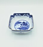 Reprodução de taça Cantão de porcelana com paisagem lacustre. Marcada &quot;COMAPNHIA DAS ÍNDIAS - CANTÃO - PAISAGEM LACUSTRE - DINASTIA: QING - REINADO QIANLONG - 1736-1795 - NG PORTUGAL&quot;., 6,5x16,5x16,5cm, 20th/21st century - séc. XX/XXI