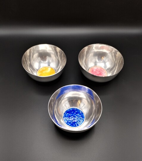 Set of 3 silver bowls with enamel details - Conjunto de 3 taças em prata com decoração com esmaltes