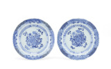 Pair of Portuguese India Company, Qianlong period (China, 1736-1795) plates. Blue and white floral decor. Very slight rimfritting and tiny fritting. One plate had very small restoration work., 23 cm, 1736-1795