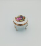 Trinket box with lid and three feet. Lid with love scene., 6,5cm, 1971-1980