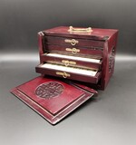 Mahjong game seet with wood box and resin pieces. Full set, unused. Acquired in Macau in 1990., 15x15x21,5cm, 20th century - séc. XX