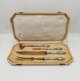 Serving cutlery set with relief silver handles. It includes 1 serving knife, 1 large serving fork, 1 small serving fork and 1 gravy ladle. In it&#39;s original case. Boar hallmark (Porto, Portugal) 833/1000 silver. 326g., knife/faca - 30,5 cm, 1887-1937