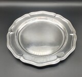 Shaped rim silver serving platter. Eagle (Porto, Portugal) hallmark and for silversmith Manuel Alcino (1935-1986) and signed by Pedro Baptista - Porto. 833/1000 silver. 956g., 36 cm, 1938-1984